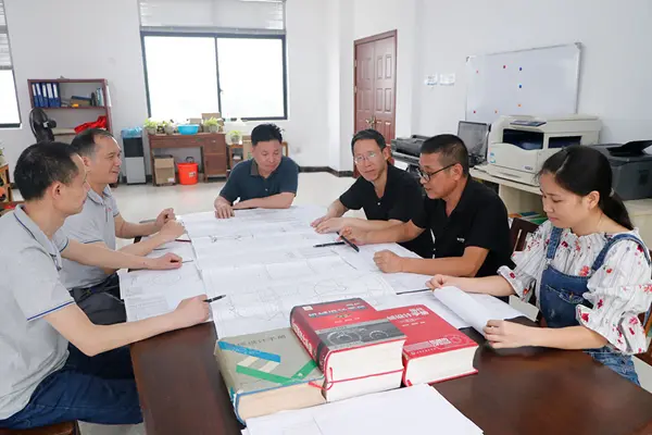 Tang Yiting and the Technical Team of Cronus Machinery