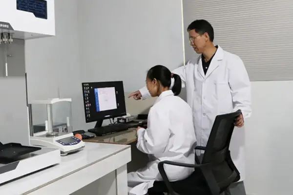 Tang Yiting Guiding New Employees