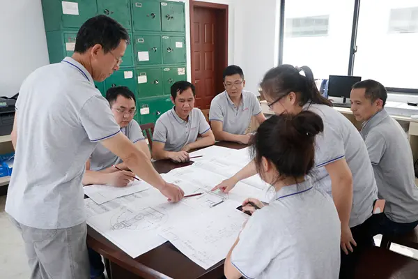 Tang Yiting Discussing Design Plans with the Technical Team