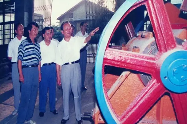 In August 1996, clients visited the factory